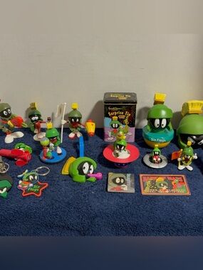 Vtg 18 Pieces Marvin the Martian “Looney Tunes” Collectibles Figurines Space Jam